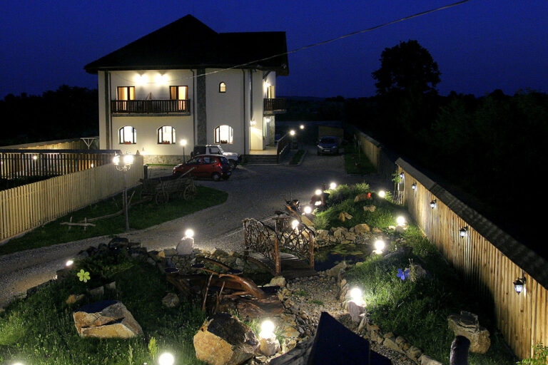 Pensiunea Terra Rosa - cazare Runcu Gorj - seara